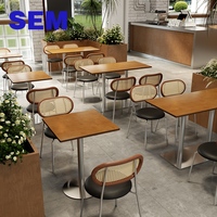 Ensemble de tables et chaises en bois de bouleau russe et contreplaqué marin, style minimaliste SEM, pour restaurant et café.