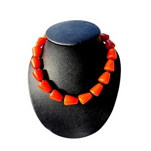 Collier artisanal en résine avec perles orange irrégulières, bijou statement au design artisanal - Product Image 1