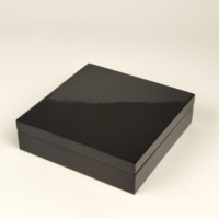 Boîte en bois MDF laqué noir brillant de qualité supérieure, fabriquée en usine à Dongguan, gravée au laser avec logo personnalisé, emballage de luxe pour cigares, vente en gros
