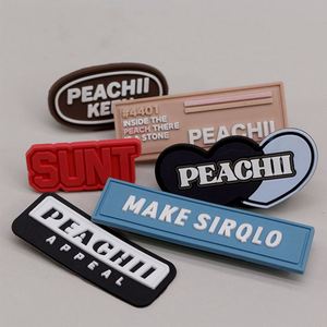 Patchs thermocollants personnalisés en PVC souple 3D avec logo en silicone gaufré pour vêtements - Product Image 2