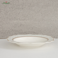 Services de vaisselle en céramique blanche à bord doré gaufré, logo personnalisé, vente en gros pour hôtels, restaurants, banquets de mariage, cadeaux pour la maison