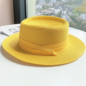 Nouveau style printemps-été : <span class=keywords><strong>Chapeau</strong></span> de soleil à dessus plat et large bord, <span class=keywords><strong>chapeau</strong></span> de <span class=keywords><strong>paille</strong></span> rond tendance pour femme avec accessoires - Product Image 1