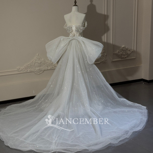 Robe de mariée sirène moderne Xs322 en organza sculptural, couleur ivoire, avec décolleté cœur, ornée de cristaux irisés et d'un nœud, modèle de luxe - Product Image 5