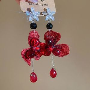 Magnifiques boucles d'oreilles à clous tendance rouges brodées <span class=keywords><strong>de</strong></span> sequins et <span class=keywords><strong>de</strong></span> fleurs à franges plaquées or, dégageant un charme doux et surnaturel pour les <span class=keywords><strong>femmes</strong></span> - Product Image 3