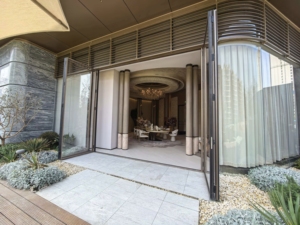 Puertas de Entrada Plegables Minimalistas con Marco Ultra Delgado y Vidrio Templado de Vista Completa para Tiendas de Marca en Asia - Product Image 5