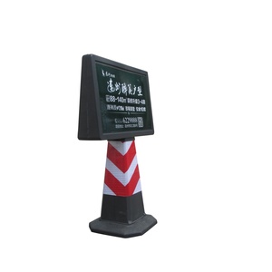 Cônes de signalisation routière en caoutchouc spécial haute visibilité 720 Square Cone pour la sécurité routière et la construction de chantiers - Product Image 1