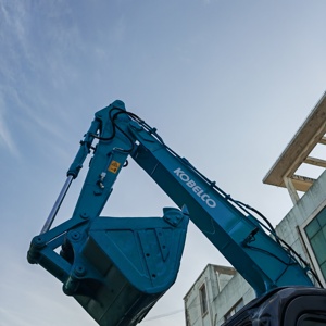 Mini-excavatrice sur chenilles Kobelco SK75 d'<span class=keywords><strong>occasion</strong></span> de haute qualité avec pompe principale, offrant des performances exceptionnelles. - Product Image 4