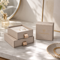 Boîte à bijoux beige avec logo personnalisé imprimé, emballage en papier durable avec poignée en ruban pour bague, boucles d'oreilles, bracelet