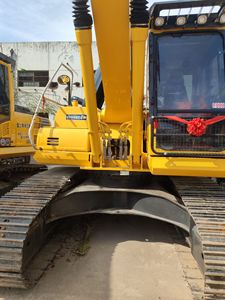 Excavatrice sur chenilles hydraulique Komatsu PC200 d'origine japonaise d'occasion en bon état à vendre - Product Image 3