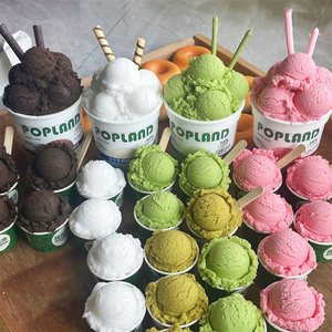 Modelo para Amantes de los Postres: Una Cucharada de Delicia de la Tradicional Heladería Italiana, Bolas de Helado Redondas y Completas en la Taza - Product Image 3