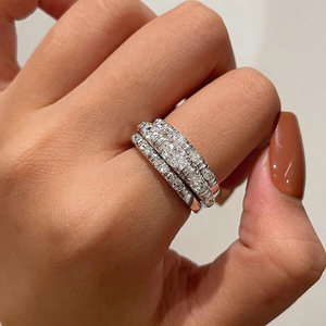 Set di Tre Anelli Impilabili Scintillanti per Donne, Gioielli Eleganti e Versatili per l'Uso Quotidiano - Product Image 2