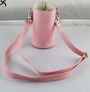 Porta Botella de Agua de Cuero PU Color Rosa, con Correa para el Hombro - Product Image 3