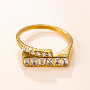 Bague minimaliste irrégulière en acier inoxydable plaqué or 18 carats avec cristaux CZ carrés et ronds, empilable, pour femme - Product Image 2