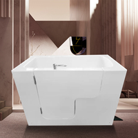 Salle de bain pour personnes handicapés, baignoire rectangulaire qui permet de gagner de l'espace, design compact