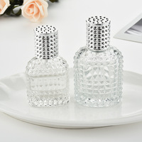 Bouteilles d'huile de parfum en verre transparent plat en forme d'ananas Offre Spéciale 30ml 50ml 100ml conception de grille de pulvérisateur de pompe de bouchon indépendant réutilisable