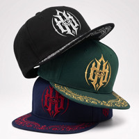 Gorra de Béisbol Personalizada de Alta Calidad, Estilo Gótico Urbano, con Visera Plana y Bordado Blanco en Relieve, OEM ODM