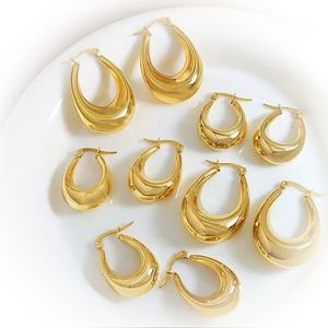 Pendientes de Aro en Forma de U Irregulares y Geométricos, Chapados en Oro, con Diseño Hueco y Personalizado, Joyería de Moda 2024 para Mujer - Product Image 1