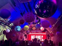 Planète gonflable géante publicitaire LED personnalisée pour la décoration d'événements, la promotion et l'affichage extérieur