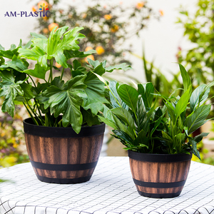 Maceta decorativa de <span class=keywords><strong>madera</strong></span> de <span class=keywords><strong>imitación</strong></span> para jardín al aire libre de plástico PP marrón, maceta de barril de whisky para plantas para uso doméstico - Product Image 2
