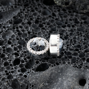 Boucles <span class=keywords><strong>d</strong></span>'oreilles clous magnétiques en cristal de glace pour hommes, avec copeaux de <span class=keywords><strong>diamant</strong></span> noir et blanc, style punk, personnalisées, en cuivre plaqué or véritable - Product Image 4