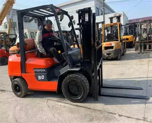 Iyi durumda japonya orijinal TOYOTA 3 ton FGZN30 güvenilir motor ile ikinci el gaz benzin LPG forklift kullanılır