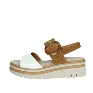 รองเท้าแตะส้นเตารีดผู้หญิง รุ่น Charm หนังสีขาว 54244-E5 สไตล์แพลตฟอร์ม สำหรับใส่ในฤดูร้อน - Product Image 1