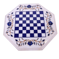 Ensemble d'échecs de luxe en marbre blanc poli fait main, plateau octogonal, motif imitation boîtes antiques, pierre naturelle élégante