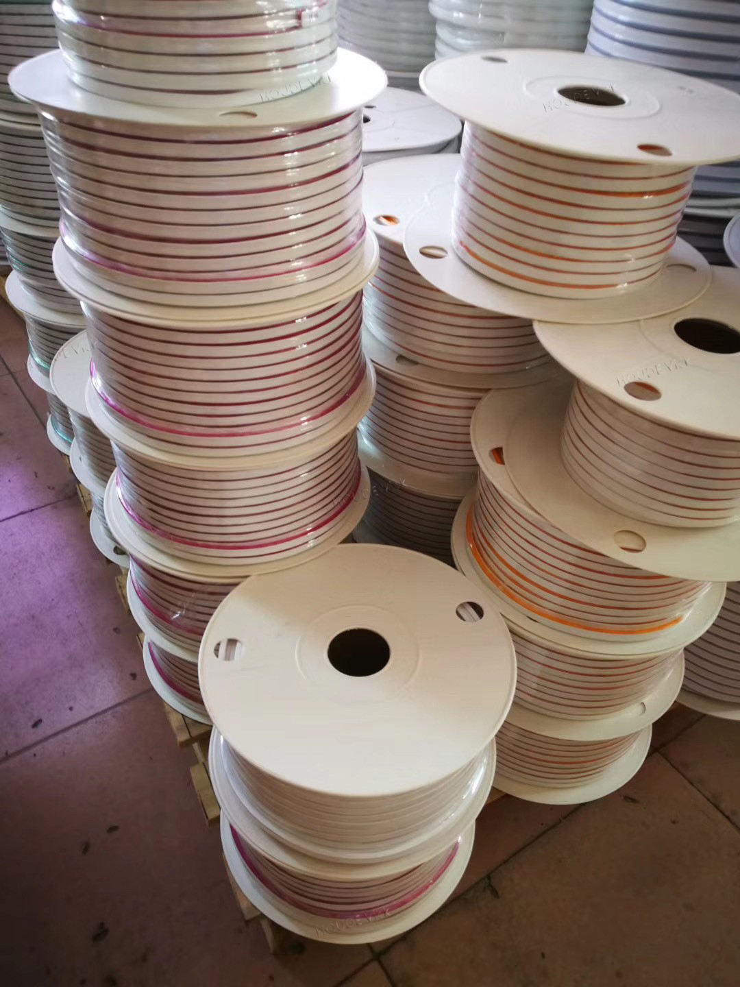 AC110V 220V Waterproof Neon Lights 8 * 16mm SMD2835 IP67 100m/roll PVC Outdoor Lighting Silicone Flexible LED Light Strip