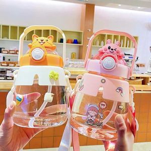 แก้วน้ำทรงใหญ่ JY Trendy สำหรับเด็กและนักเรียน ความจุเยอะ พร้อมหลอดดูด ฝาเปิดแบบกดปุ่มเดียว แก้วพลาสติก ลายการ์ตูนสวยงาม - Product Image 4