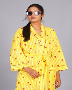 ผู้ส่งออกชาวอินเดียจำหน่ายชุดกิโมโนผ้าฝ้ายสีเหลืองลายพิมพ์ดอกไม้แบบแฮนด์บล็อกพิมพ์  ขนาดใหญ่พิเศษ สำหรับใส่พักผ่อน มีราคาขายส่ง - Product Image 2