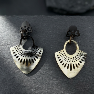 Meilleures ventes 2026 : Boucles d'oreilles créoles tendance en corne, pendentifs et breloques artisanaux, meilleures ventes - Product Image 3