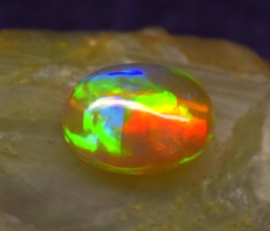 Opale de haute qualité multi-feu, cabochon, pierre précieuse naturelle en vrac, Rajasthan Z. R. GEMS JEWELLERY, ovale 16.6x12.4x6.4mm, 7.10 carats pour - Product Image 4