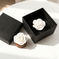 Diffuseur d'huiles essentielles en plâtre céramique parfumé, fait main, en forme de fleur de porcelaine sur base en bois, pour parfumer l'ambiance de la maison