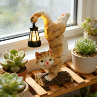 Solarbetriebene Orange Katze mit Vintage-Laterne, Niedliches Kätzchen Kopfüber auf Holzstumpf, Outdoor-Garten-Nachtlicht für Terrasse und Gehweg