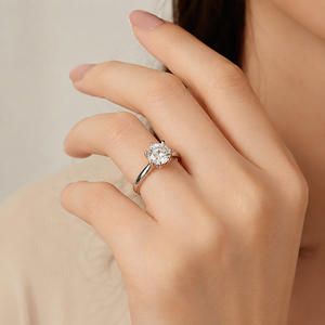 Anello monolitico a quattro griffe, gioiello da donna dal design minimalista per l'uso quotidiano - Product Image 2