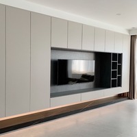 Meuble TV mural en chêne, style moderne, avec étagère flottante et éclairage LED intégré, idéal pour salon et chambre à coucher – Prix direct usine