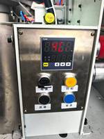 Machine à ourler et à perforer les bâches, tout-en-un