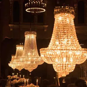 モダンで豪華な結婚式の装飾的なクロームカラーの家とホテルの暖かい白いクリスタルシャンデリア
