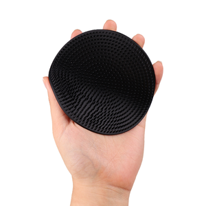 Brosse de douche en silicone noir souple pour le nettoyage du corps, le massage et le gommage de la peau - Product Image 1