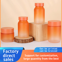 Bouteille en verre de qualité alimentaire de couleur orange givrée personnalisée de forme cylindrique pour produit de soin masculin avec bouchon déshydratant en or brillant