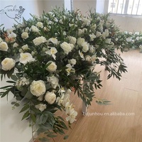 Hochzeitsblumen für Arrangements Tischdekoration Weiße Rosen und Grünpflanzen Blumenläufer zur Dekoration