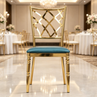 Chaise blanche moderne et confortable de luxe, avec structure en métal doré durable, pour événements et mariages