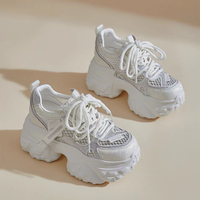 En gros Baskets plateforme pour femme, style 'Dad', avec empeigne en EVA, semelle intermédiaire en EVA, talon épais de 5 à 8 cm, strass et lacets, chaussures de marche décontractées