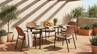 Chaise de salle à manger d'extérieur style nordique avec cadre en métal noir et dossier en rotin PE, avec coussin, pour patio et hôtel