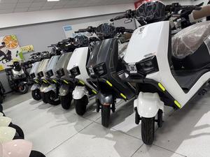 Motocicleta para Adultos Más Vendida con Motor de 1500w, Batería de 72v20A y una Autonomía de 70km/h, Scooter de 72v - Product Image 6