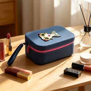 Bolsa de Maquillaje de Silicona Impermeable y Portátil con Asa Suave - Estuche de Viaje Personalizado para Artículos de Aseo y Cosméticos - Product Image 1