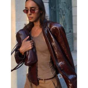 Chaqueta Bomber Personalizada para Mujer 2026, Cuero Sintético, Cuello Alto, Ligera, Manga Larga, Estilo Otoñal - Product Image 3