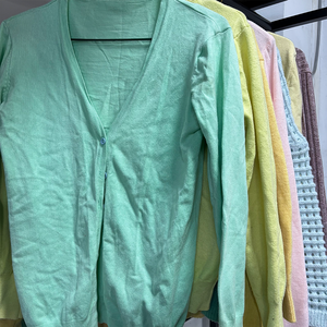 Vêtements d'occasion d'usine : Cardigan fin de seconde main pour <span class=keywords><strong>femme</strong></span>, haute <span class=keywords><strong>qualité</strong></span> en balles, livraison économique vers l'Indonésie - Product Image 4