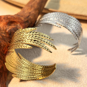 Bracelet unisexe en acier inoxydable plaqué or véritable 18 carats, non décolorant, simple et élégant, motif plume, idéal pour cadeau, vacances, soirées - Product Image 1