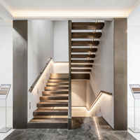 Escalier intérieur en spirale de haute qualité, garde-corps en verre, design moderne, acier, bois, pierre naturelle, écologique, durable pour hôtel